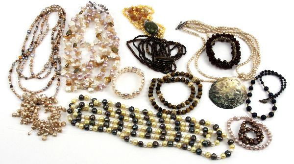 LARGE LOT OF LADIES PEARL & STONE BEAD JEWELRY: A fabulous grouping of pearl and natural stone jewelry, including: (4) pearl bracelets, (3) stone bracelets, an 18 inch cats eye bead necklace, an 18 inch lapis bead necklace, and (4) pearl necklaces.