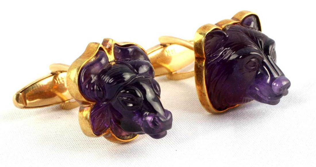 BULL AND BEAR 18KT & 14KT GOLD W JADE CUFFLINKS: Wall Street and Traders cufflinks with detailed purple jade Bull and Bear set in 18kt gold with 14 kt gold toggle clasp. Unidentified hallmark on back. Total weight 16.4 grams. This lot has a reserve.