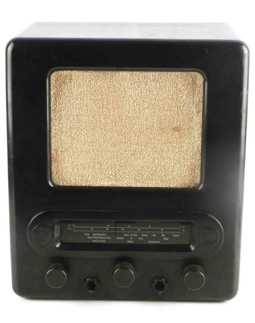 WWII GERMAN THIRD REICH VE301 DYN SHORT WAVE RADIO: Appears near completely intact, knob on left front is cracked, Reichsadler front, Bakelite case, 12 by 10 by 7 inches, Horting Radio is maker