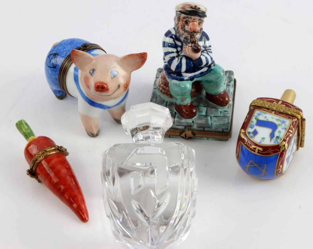 PEINT MAIN LIMOGES FRANCE TRINKET BOX & DREIDEL: Lot of four Peint Main Limoges France figurines: Sailor pill box, signed exterior, small anchor charm inside. Carrot, signed interior. Pig figurine in denim overalls, signed interior. Blue and garnet