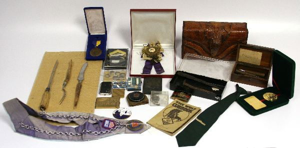 DEALER LOT OF VINTAGE & GENERAL ANTIQUES MILITARY: A dealers variety lot of general antiques and militaria consisting of a bone handle carving set, a genuine alligator purse although minus strap, 5 1940's and earlier collection of 6 compacts, 1932 Ger