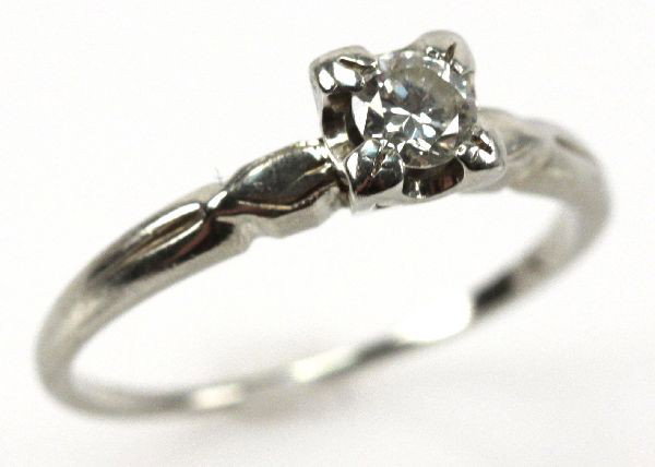 LADIES 14K WHITE GOLD 1/4 CT DIAMOND SOLITAIRE: Approx. 0.25ct round brilliant cut diamond in a square four-prong setting. Size: 7.5 Weight: 1.9 g Condition: Very good