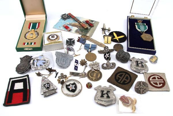 WW1 TO GULF WAR MILITARY INSIGNIA & BADGE LOT: A varied collection of military badges, insignia and medals from a WW1 button to Desert Storm medal, DUI's some quite scarce, challenge coins, a numbered obsolete Air Police badge, aviator wings, airb