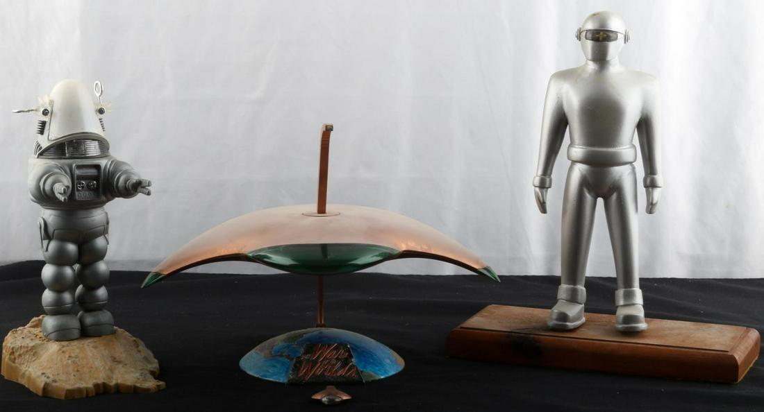 3 SPACE MOVIE MODELS WAR OF THE WORLDS: 3 space movie models from The War of the Worlds (War Machine), Forbidden Planet (Robbie the Robot), and The Day the Earth Stood Still (Gort). All in very good condition with dust from storage and disp