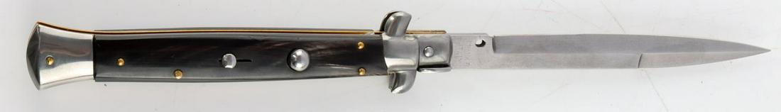 FRANK B BELTRAME ITALY SWITCHBLADE KNIFE: Frank Beltrame switchblade automatic knife. Stiletto blade. Horn grip. Measures 11 inches. Very good condition. This lot has a reserve.
