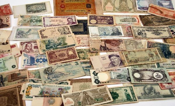 OVER 50 PIECES OF WORLD CURRENCY BANK NOTES: A wide variety of World Bank Notes - Africa, Cuba, Ecuador, Poland, Vietnam, Guatemala and many more, most circulated but a few higher grade notes.