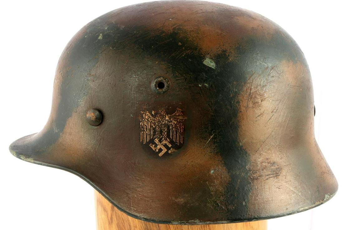 WWII GERMAN REICH KRIEGSMARINE CAMO M40 STAHLHELM: WWII German Reich Kriegsmarine camoflage stahlhelm with inner liner. Exterior helmet shell in good condition, some paint loss intermittent but mostly present. National shield decal on right side, Krie