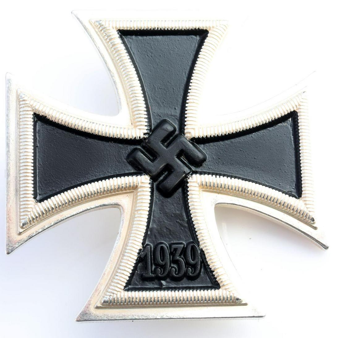 WWI GERMAN 1939 FIRST CLASS IRON CROSS DECORATION: German World War I 1939 1 st Class Iron Cross Decoration. Measures 1 3/4" wide by 1 3/4" tall. The front shows of the Maltese cross shows a swastika in the center. The lower arm is dated ‘1939’. H