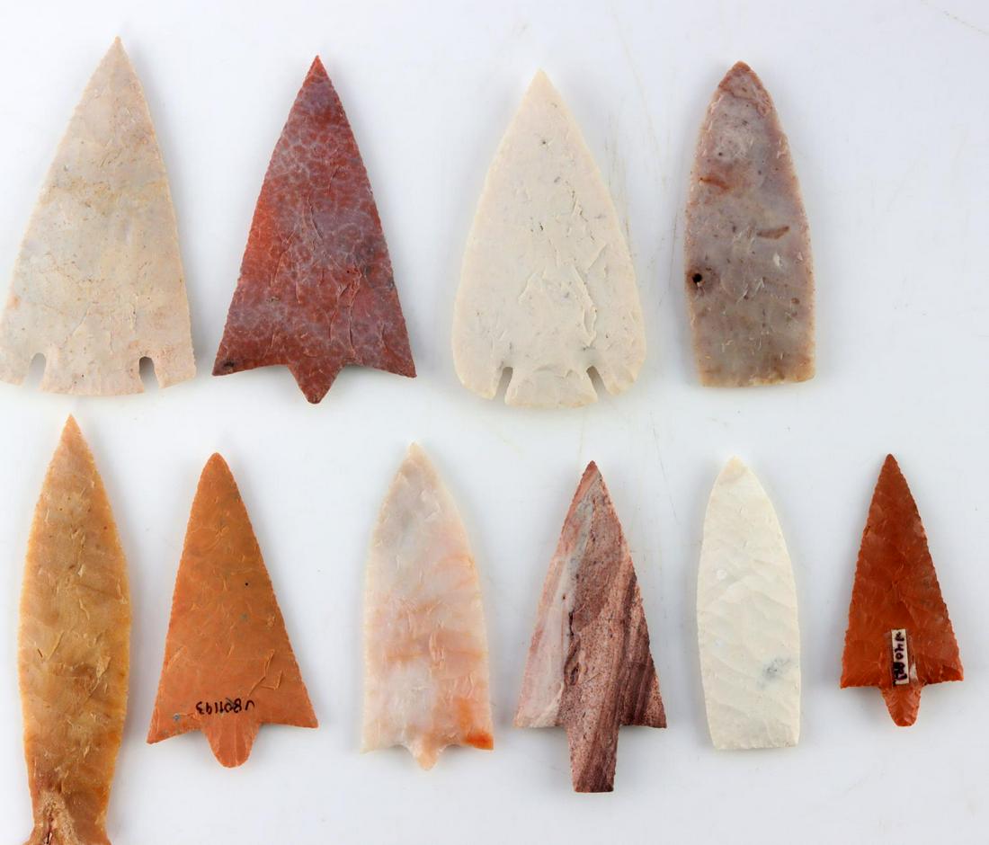 LOT OF 10 NATIVE AMERICAN ARROWHEAD HOMAGE: Lot features 10 arrowheads. Agate, coral, and chert construction. Handmade by Claude Van Order. Measure 2 - 4 inches. Very good condition.