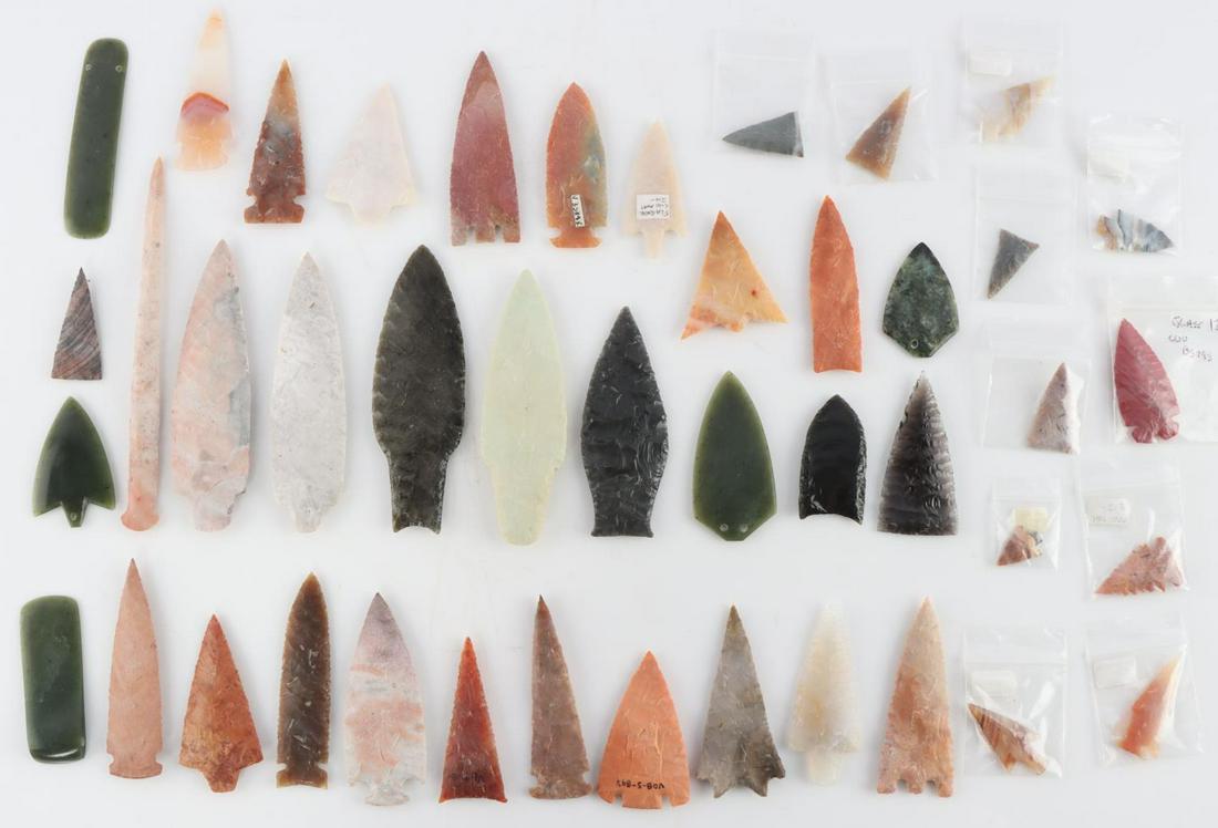 LOT OF 43 NATIVE AMERICAN ARROWHEAD HOMAGE: 32 arrowheads, celts, and drills. Agate, coral, and chert construction. Very small arrowheads accompanying. Handmade by Claude Van Order. Measure 1 3/4 - 5 3/4 inches. Very good condition.