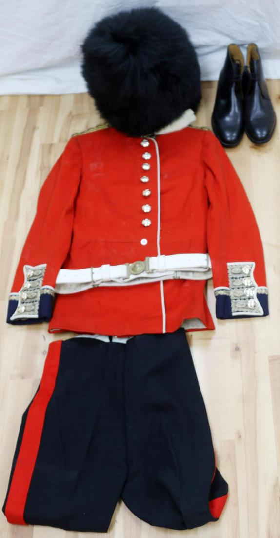 GRENADIER GUARDS OFFICER UNIFORM & BEARSKIN BUSBY: QEII Crown buttons, officer tunic small size not named, very good moth free condition, trousers small but long size, belt ankle boots and Busby with chinstrap and pom.