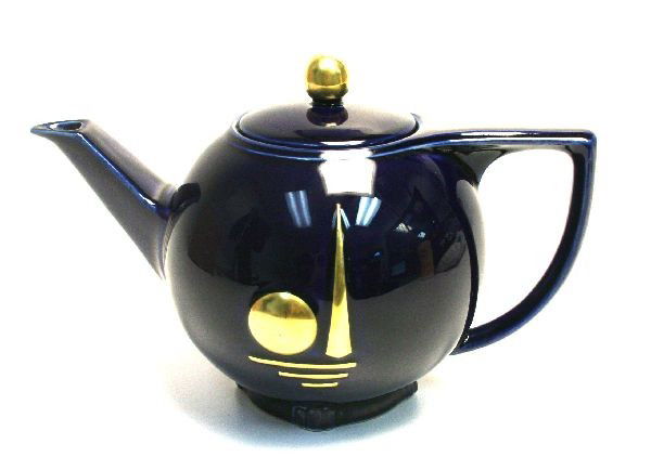 HALL RARE 1939 WORLDS FAIR COBALT BLUE TEAPOT: Teapot made exclusively for the New York World's fair. In Excellent condition with no chips, cracks or repairs. Gold paint shows the orb and obelisk that were the symbols of the fair. Bottom is well m
