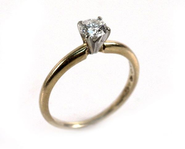 LADIES 14K YELLOW GOLD DIAMOND SOLITAIRE: Ladies 14K yellow gold diamond solitaire, size 5.5. Featuring a round diamond, approx 0.5 ct. Size: 5.5 Weight: 1.7 Condition: Very good