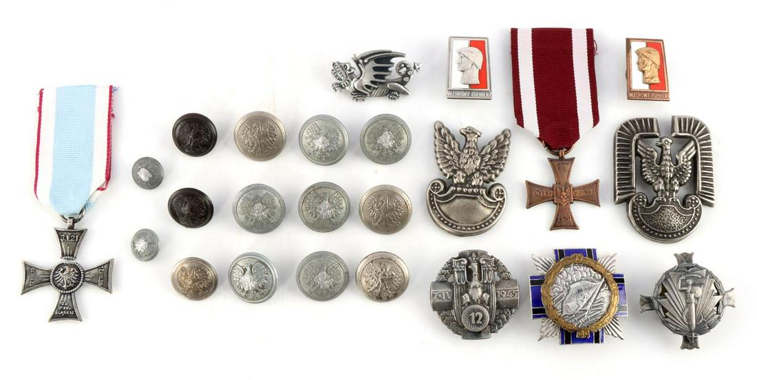 WWII & POSTWAR BADGES ARMY INSIGNIA BUTTONS MEDALS: Large amount of regimental badges and insignia. All in good condition, most with maker's marks. Comes with Polish cross of valor with broken top. Unauthenticated, sold as is.
