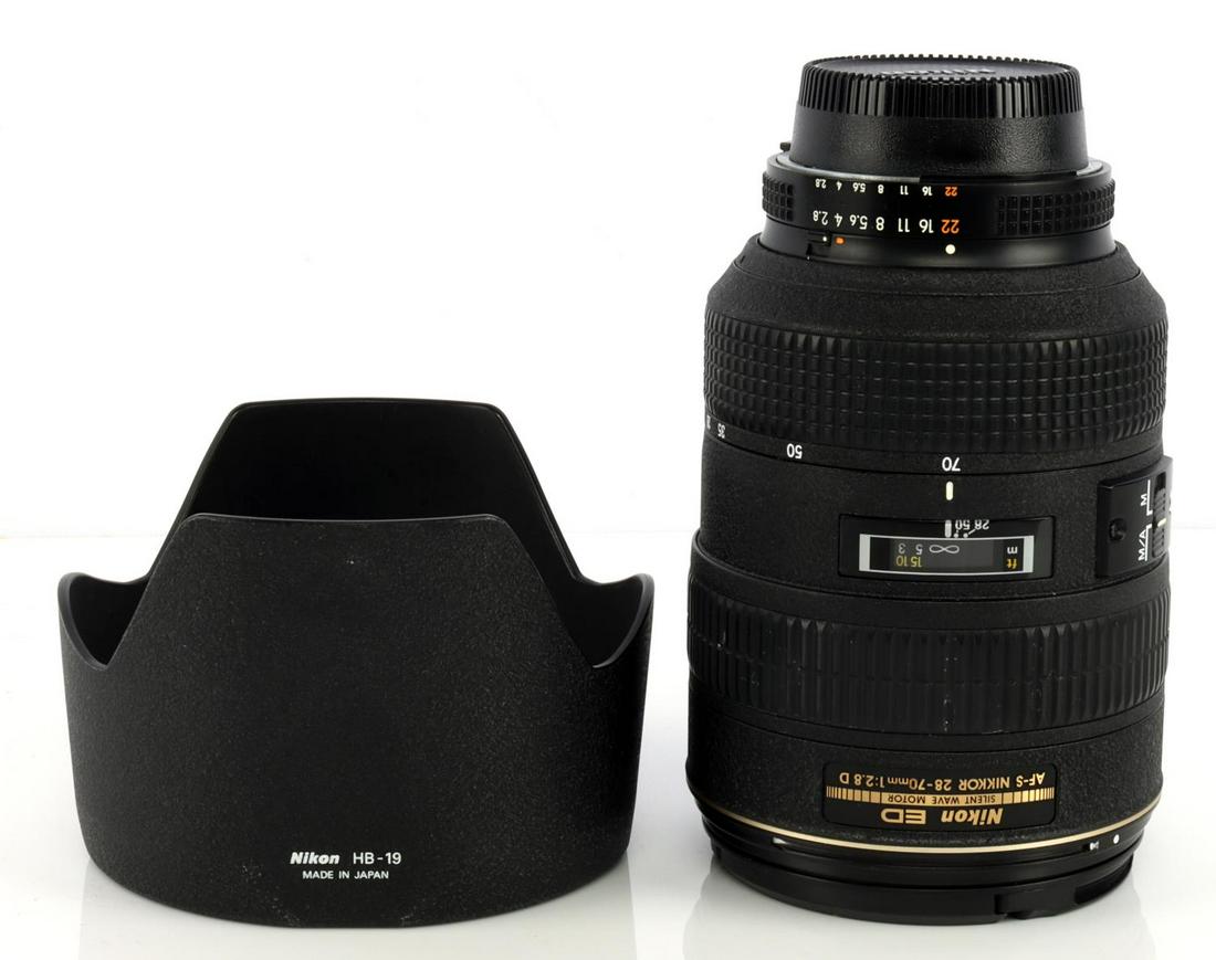 NIKON ED AF-S NIKKOR 28-70MM 1:2.8 D LENS W HOOD: Nikon ED AF-S Nikkor 28-70mm 1:2.8 D telephoto zoom photography lens with Nikon HB-19 hood. No scratching to either lens. Very light signs of use. Well kept by previous owner. Fully operational. Overa