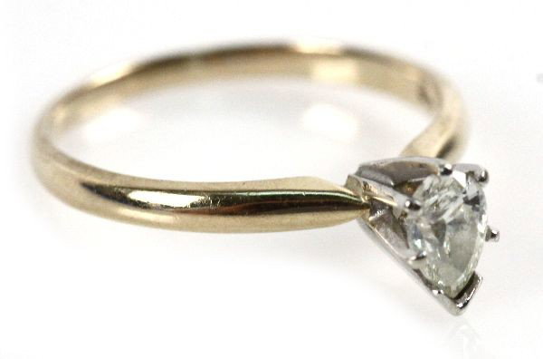 LADIES 14K PEAR SHAPED DIAMOND SOLITAIRE: Ladies 14k yellow gold diamond engagement ring, features pear-shaped diamond, size 7. Size: 7 Weight: 2.2 g Condition: Very good