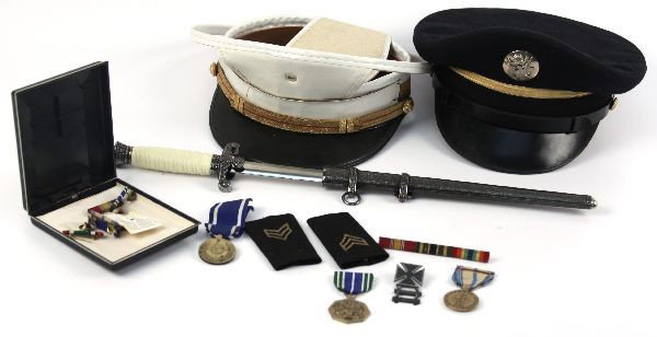 MILITARIA USMC WW2 GERMAN DAGGER INSIGNIA & MEDAL: A collection of militaria consisting of a USMC officers visor with cover, U.S. Army dress visor, a spurious WW2 German Wehrmacht dagger and a box of misc. medals and insignia.