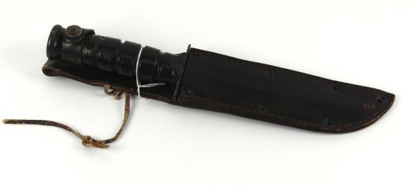US MARK II COMBAT KNIFE CAMILLUS: US Mark II combat knife, manufactured by Camillus. Black matte blade, leather scabbard and grip. Overall good condition.