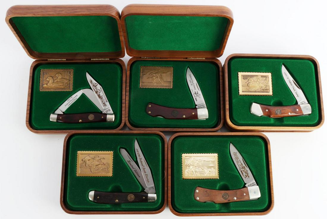 SCHRADE CUTLERY DUCK STAMP COMMEMORATIVE KNIFE LOT: Lot of 5 duck stamp commemorative knives by Schrade Cutlery. Very good condition. Comes with original box.
