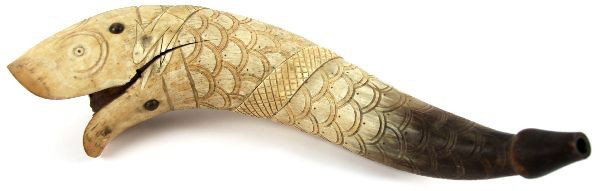 LARGE ANTIQUE INTRICATELY CARVED FISH POWDER HORN: Large antique intricately carved powder horn. Piece features fish design across entire surface. "Ralda Lae" bleached around horn proper. Beautiful patina. Measures 17 inches long, 9.5 inches at widest