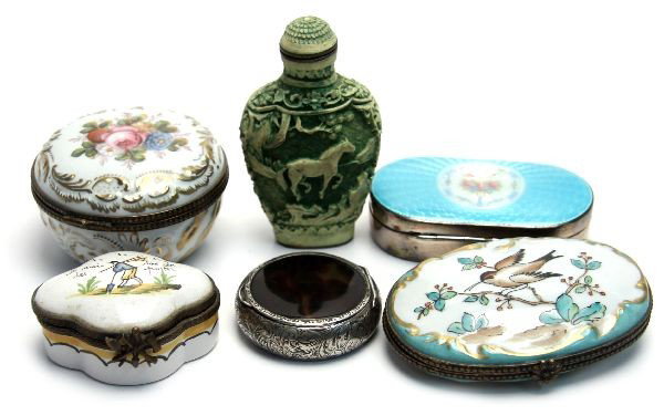 5 TRINKET BOXES AND 1 PERFUME BOTTLE WITH SILVER: Lot of five trinket boxes and one porcelain perfume bottle. The first French hand painted trinket box features a Pierre Deux maker's mark on the bottom, depicts a worker with the words "Je suis les la
