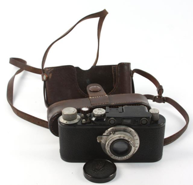 VINTAGE ERNST LEITZ WETZLAR D.R.P. LEICA CAMERA: Serial number 93046 dating from the 1940-50 era. Good to very good condition. All knobs move and appear to operate properly. With leather case in good condition also.