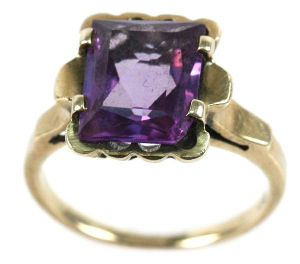 LADIES VINTAGE ESTATE 10K ALEXANDRITE RING: Ladies 10K gold, size 5, estate ring features radiant cut color change alexandrite in unique vintage setting. Size: 5 Weight: 3.4 g Condition: Very good