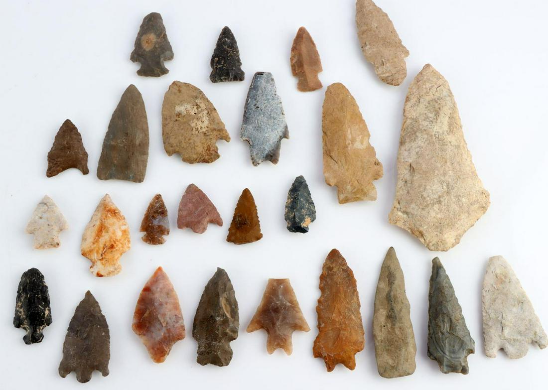 LOT OF 25 NATIVE AMERICAN SOUTHEAST ARROWHEADS: Collection of Woodland and Archaic arrowheads. Bolen, Hernando, Kirk Stemmed, and more. Some Florida finds. Some bullseye flint with standard flint construction mostly. Included is one spear point. Sm