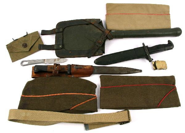 WW1 WW2 GERMAN U.S. BAYONET SHOVEL CAPS: A collection of WW2 and WW1 gear to include a German Bayonet, U.S. Garand bayonet, a German WW1 entrenching tool, 3 WW2 U.S. garrison caps each with different piping, web belt , pouch, and a mess kit 