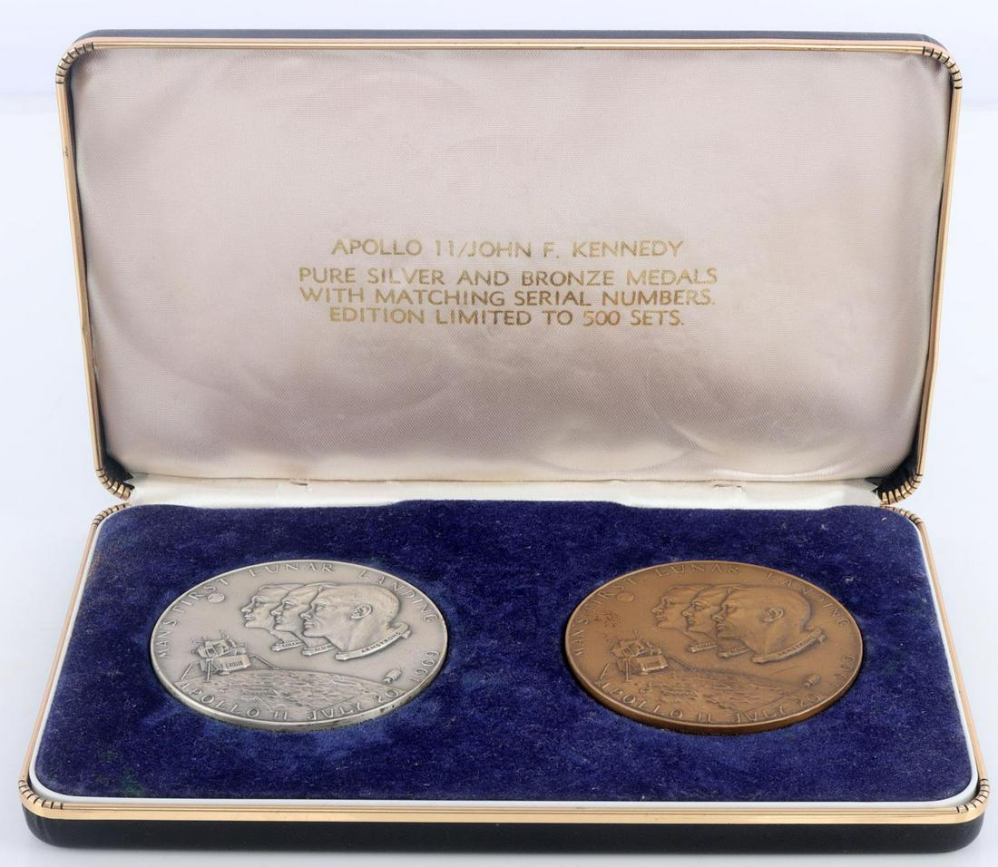 APOLLO 11 JOHN F. KENNEDY SILVER BRONZE MEDAL SET: Medalic Arts Co, 4.48 OZT .999 silver coin and Bronze medal. Only 500 sets issued. Each measures 60 mm.