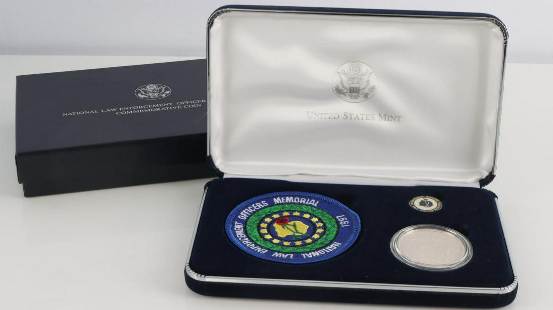 1997 NATIONAL LAW ENFORCEMENT OFFICERS INSIGNIA: National Law Enforcement Officers Memorial Commemorative coin and Insignia set with COA and US mint presentation box.