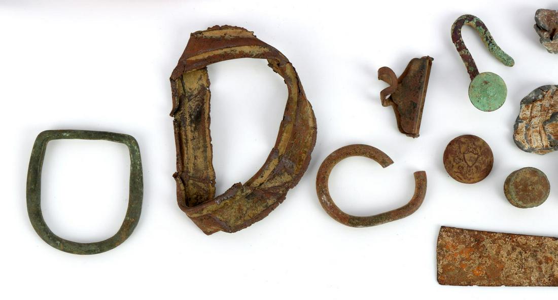 CIVIL WAR CONFEDERATE STATES BATTELFIELD FINDS: Lot features miniballs, horseshoes, saddle parts, buttons, and more. Very good condition. Measurements range 3/4 - 4.5. Metal detecting finds.