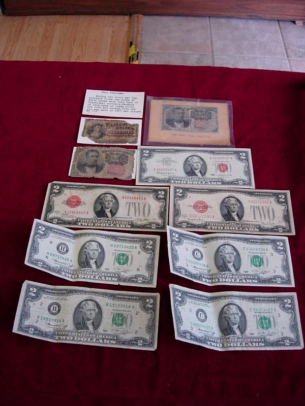 58: US CURRENCY LOT 2.00 BILL FRACTIONAL NOTES 3 RED SE: US CURRENCY LOT 2.00 BILL FRACTIONAL NOTES 3 RED SEAL TWO DOLLAR BILLS 2 F 1 VF 4 CIRCULATED BICENTENNIAL CIRCULATED 2.00 NOTES S 3 FRACTIONAL NOTE GLUED TO PAPER ACQUIRE THEM AS TYPE EXAMPLES ONLY