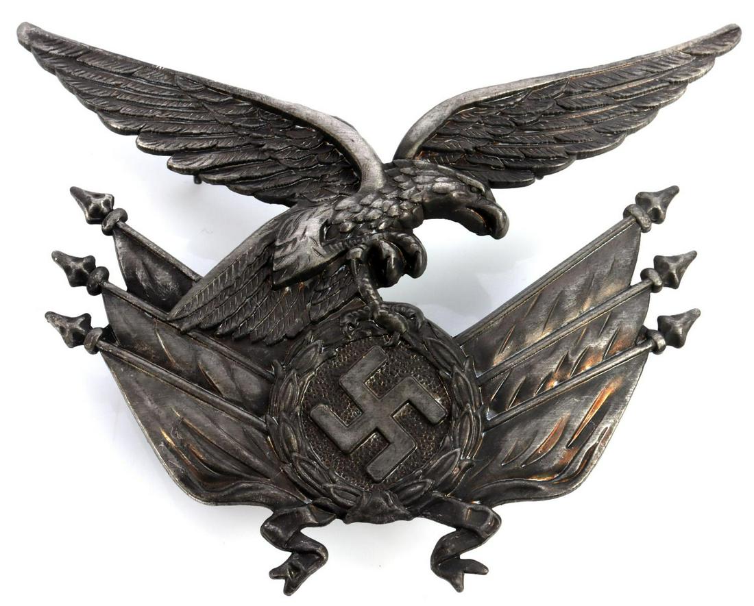 WWII GERMAN REICH LUFTWAFFE BEARERS GORGET EAGLE: Luftwaffe gorget eagle or photo album eagle. 4 prongs. No marks on reverse. Measures 3. inches. Very good condition. This lot has a reserve.