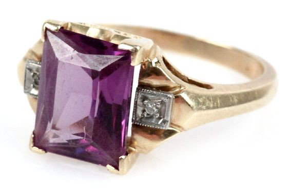 LADIES 14K YELLOW GOLD & ALEXANDRITE RING: Ladies vintage 14K yellow gold and alexandrite ring. Features large princess cut alexandrite in a four prong setting. Size: 6 Weight: 4.0 Condition: very good