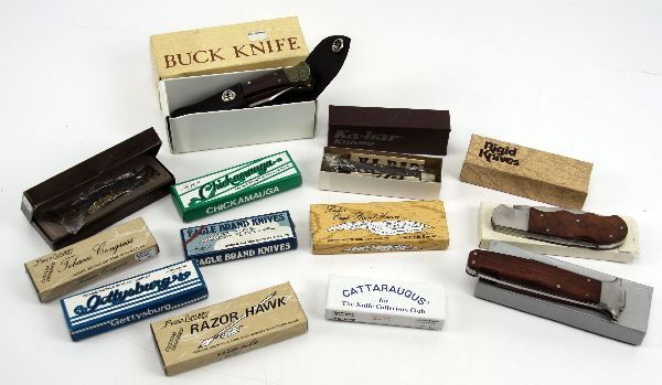 DEALER LOT OF 13 VARIOUS FOLDING POCKET KNIVES: Dealer lot of 13 various folding pocket knives. Brands include Buck, Rigid, Parker, American Eagle, SD Knives, and more. Buck knife is finely engraved. Three others are pearl handled. All are new in b