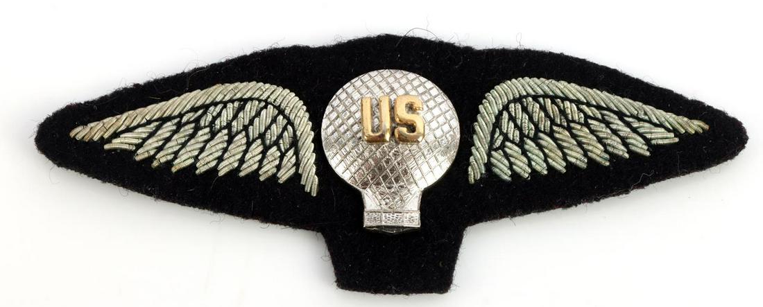 US WWI AERO BALLOON PILOT AVIATOR WING PATCH: US WWI Aero Balloon Pilot Aviator Wing. Measures 3 3/4 X 1 7/16 inches tall. The front shows a balloon in the center with the letters US in the center. There is a raised silver bullion wire wing flank