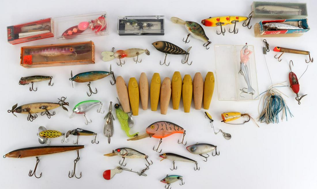 30 VINTAGE FISHING LURES SOME BOXED & 10 PREFORMS: Good variety to include boxed 2 Rapala Wobbler, Watson Frog, Bomber Water Dog, Reb 2, balance as photographed.