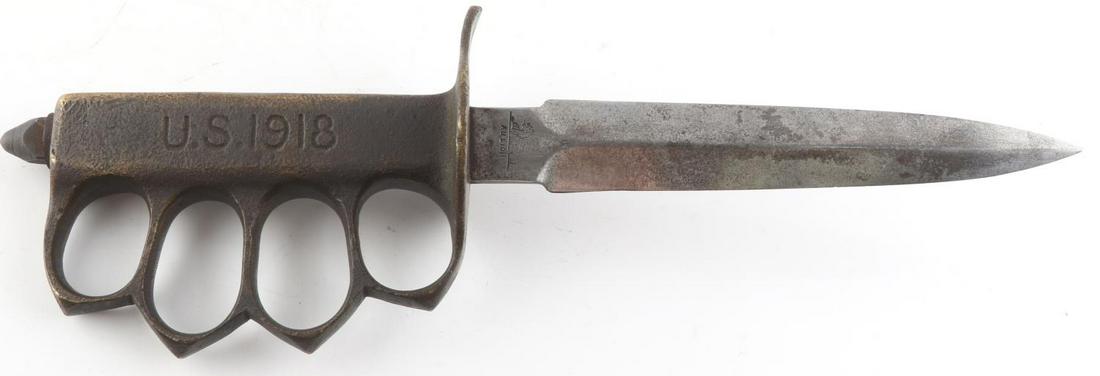 1918 WWI MARK I KNUCKLE DUSTER TRENCH KNIFE: U.S. 1918 Mark 1 trench knuckle duster knife. This trench fighting knife was made in France for the U.S. Army and is marked "AU LION" on the ricasso. It has a double edge blade with spear point, "Skul