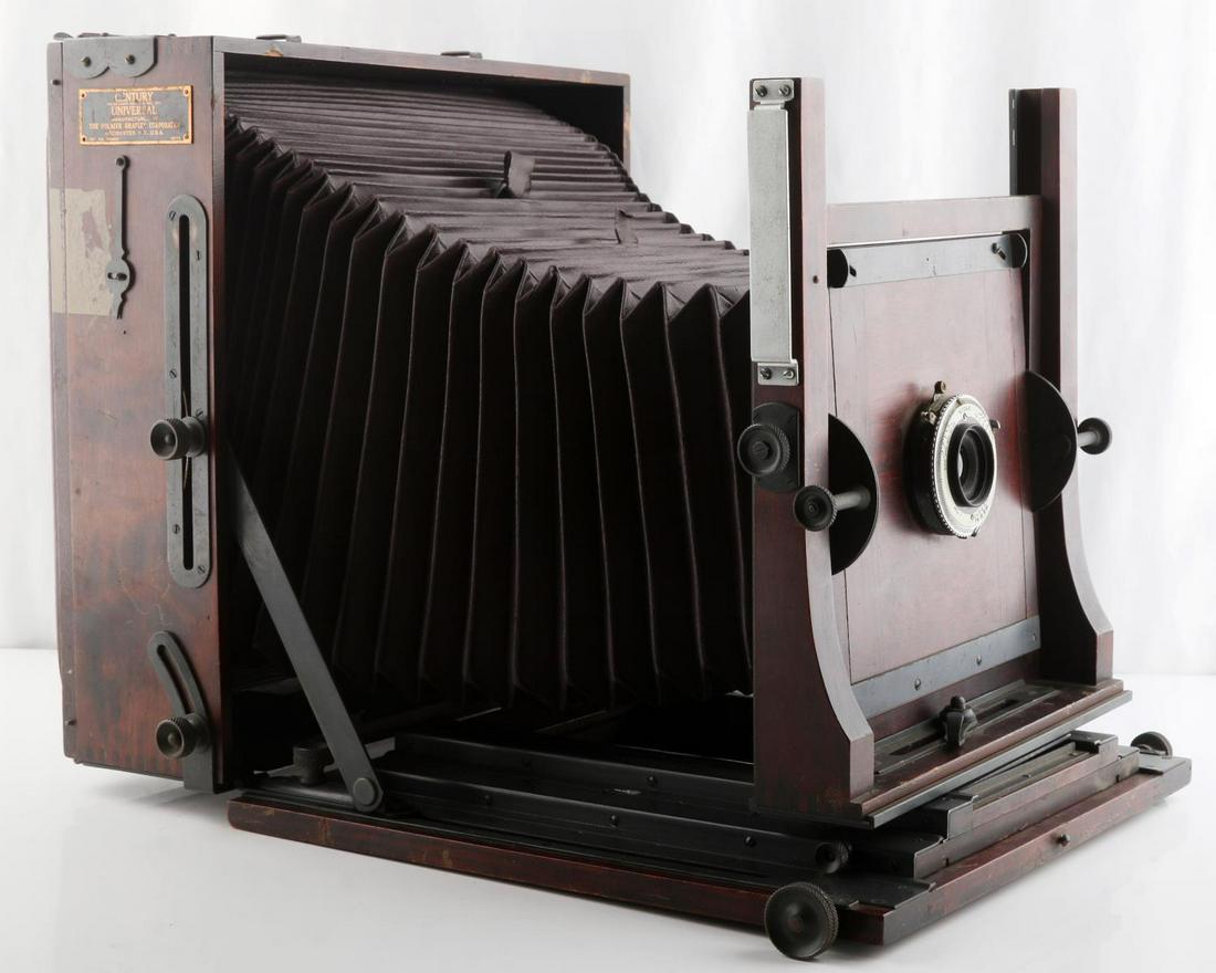 ANTIQUE CENTURY UNIVERSAL CAMERA W KODAK LENS: Appears to be complete. Has Kodak Supermatic lens, no obvious damage, Century Universal, Folmer Graflex Corporation plate on side. Closed measures 4x12x12.