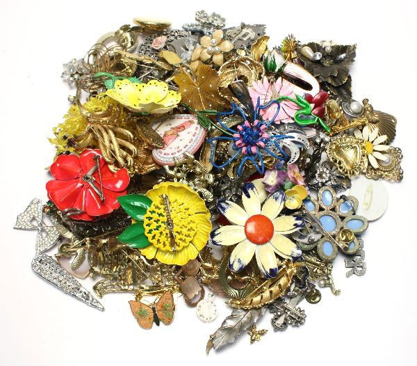 LARGE LOT OF COSTUME PINS AND BROOCHES 3.5 LBS: Large lot of costume pins and brooches. Great collection featuring vintage pieces, rhinestones, Avon, Smart Creations, Trifari, Caro, La Mode sterling ( 6.1 grams), and much more. Weight: 3.5 lbs. Con