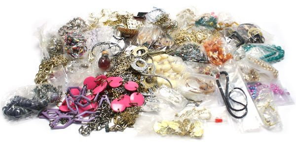 LARGE LOT OF COSTUME JEWELRY NINE POUNDS: Large lot of costume jewelry including vintage, rhinestones, glass beads, fashion belts and belt buckles, and much more. Necklaces, bracelets, pendants, belts, and clasps. Weight: 9.1 lbs Condition: V