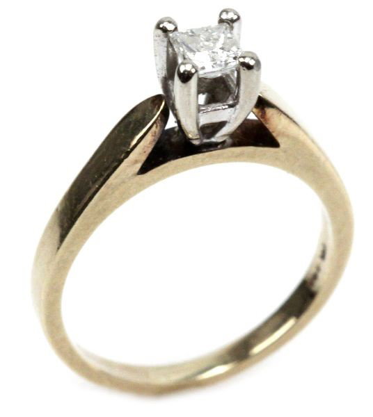 LADIES 14K YELLOW GOLD DIAMOND SOLITAIRE RING: Ladies 14K yellow gold diamond solitaire ring. Features approx. 0.90 cts. princess cut diamond in a four prong cathedral mount. Size: 4.75 Weight: 2.9 g Condition: Overall in very good condition.