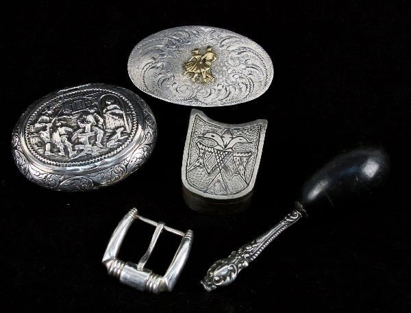 LARGE LOT OF UNMARKED STERLING ITEMS: Large lot of unmarked sterling items. Lot includes; snuff box, small dresser box, a rattle, and two belt buckles. . Weight: 5.98 ozt . Condition: Very good.