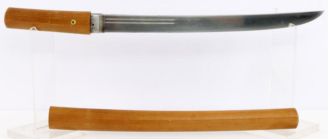 EDO YASU TSUGU SAKU AOI JAPANESE SAMURAI SWORD: Japanese Edo Period made Wakizashi sword in Shirasaya with samurai crest. Nakago (tang) with clear Mei (signature) and Tokogawa Samurai crest. Made in Echizen Province by Yasu Tsugu Saku. Bright and s