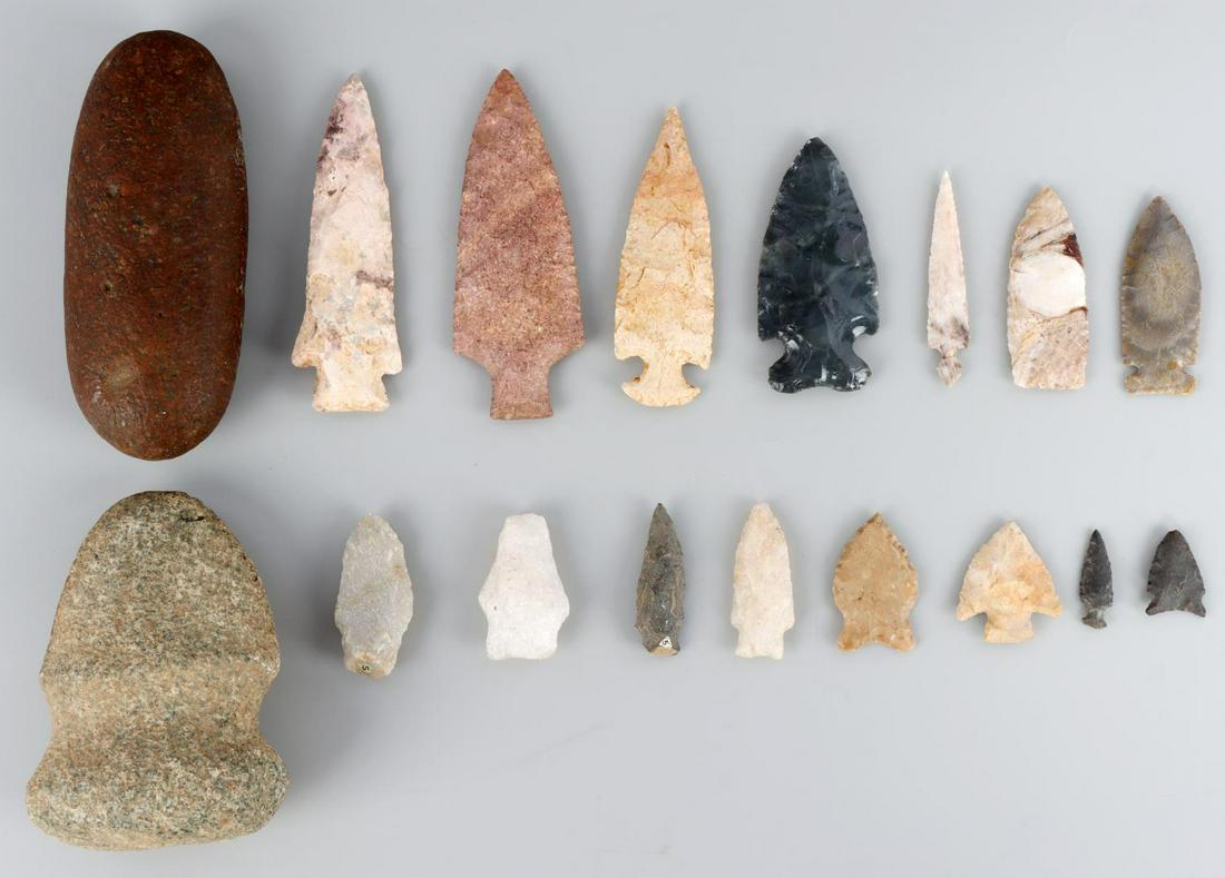 17 NATIVE AMERICAN ARROWHEADS AND GROOVE AXE HEAD: Lot of 17 Native American arrowheads, a groove axe head, and hammering rock. Arrowheads include stemmed, notched, lanceolate and bifurcated points. Arrowhead sizes range between 1 inch to 4 3/4 inches