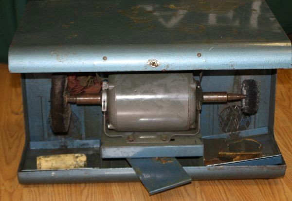 TWO WHEEL PROFESSIONAL JEWELRY POLISHER: Professional 2 wheel jewelry polisher in good working condition. 22x18x13 inches.