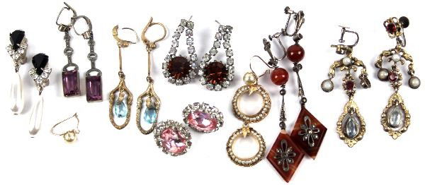LOT OF VINTAGE & ANTIQUE COSTUME JEWELRY: Eight sets of antique and vintage costume estate earrings. Features rhinestones, pearls, and more. Dangle, chandelier, clip-on, screw back, and stud earrings. Weight: 54.2 g Condition: Overall in very