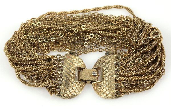 MONET COSTUME BRACELET IN LA MARQUE BOX: Vintage Monet costume jewelry bracelet in original box. Box features " La Marque" label. Size: 7.5 inches Weight: 44.8 g Condition: Overall in very good condition.