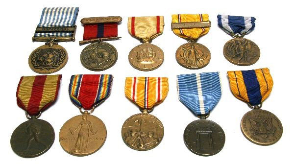 LOT OF 10 USA MEDALS AND RIBBONS WWI WWII KOREA: Included is an early USMC Expeditions medal, a 1st pattern USMC good conduct medal with USMC hanger, a numbered (44885) WWI state of NY service medal, a WWII Victory medal, WWII American defense meal 